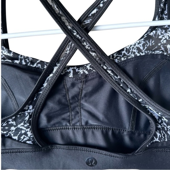 Lululemon Workout to water top/ Ice Breaker White Black / Black, Size 4 - Picture 4 of 4